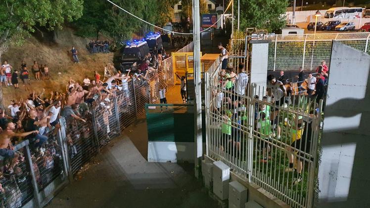 I giocatori dello Spezia fanno festa con i loro tifosi (Fotoexpress)