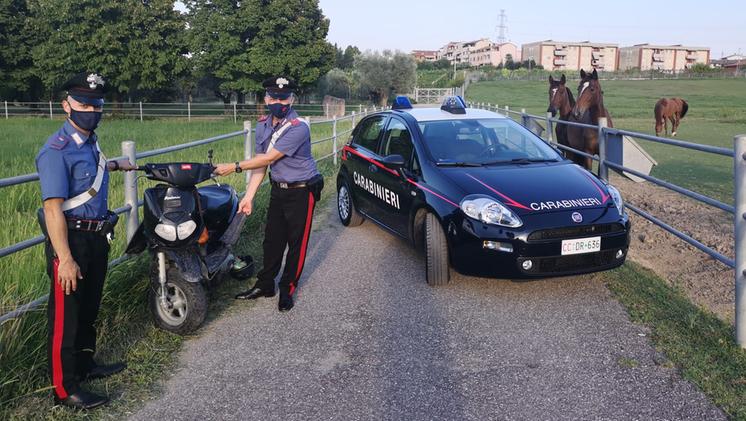 I carabinieri con lo scooter dell'infortunio a Castelnuovo