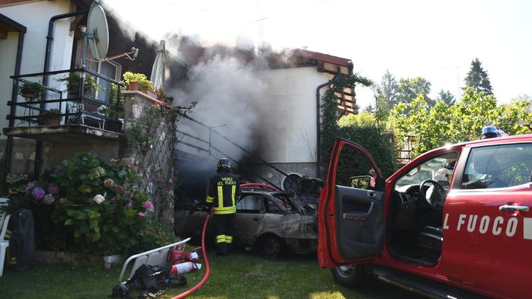 La operazioni di spegnimento delle fiamme generate dall’auto a Gpl   FOTO PECORASi verificano le condizioni dell’abitazione sopra il garage