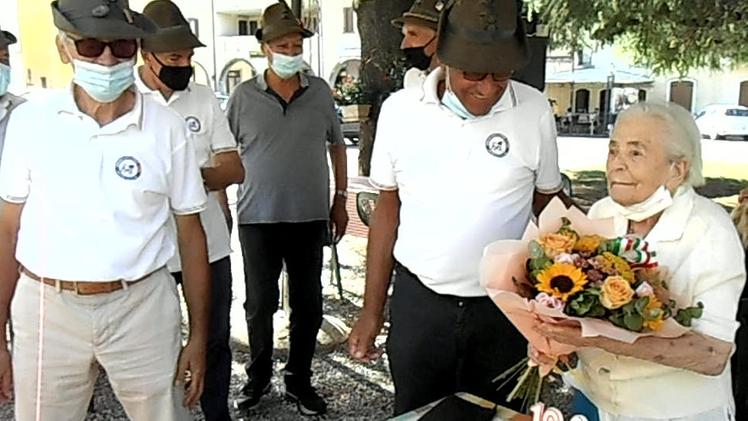 Silvia Tosi, 100 anni a Ferragosto, con gli alpini e un mazzo di fiori per la sua festa