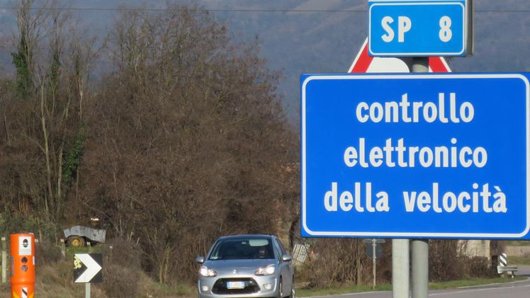 La «Linea» o «Direttissima», il tratto di strada tra Caprino e Costermano della Provinciale Sp8Autovelox sulla Linea per cercare di contenere la velocità di automobilisti e motociclisti 