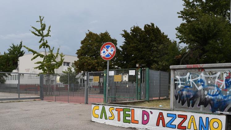 L’ingresso della scuola Dante Alighieri a Castel D’Azzano addobbata con striscioni e disegni FOTOPECORA