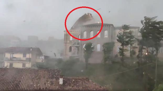 Il tetto della scuola dell'infanzia «Beggiato» di Montecchia di Crosara divelto dal vento