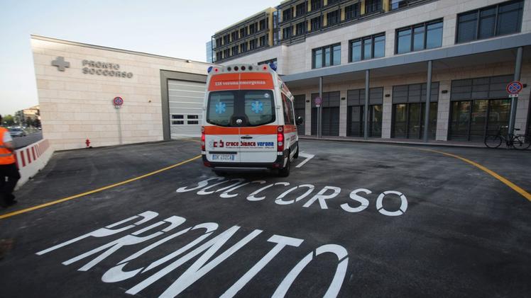 L’ospedale di Borgo Trento dove si trova ricoverato in prognosi riservata il 25enne di Ronco