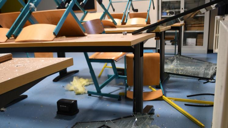Le lamiere di copertura del palasport sono state sparate contro il polo scolastico  FOTO PECORAVetri infranti in una delle aule