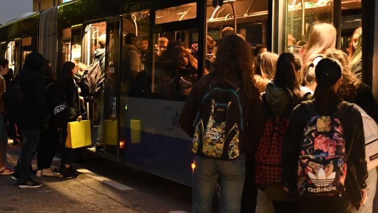 Studenti salgono su un bus dell’Atv al mattino presto