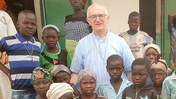 Don Achille Bocci con i bambini nella sua missione in Ciad