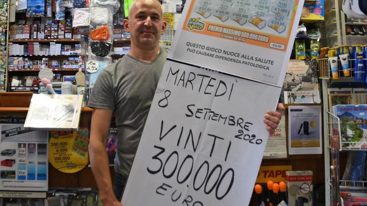 Alessandro Giori e  il cartello della vincita di 300.000 euro FOTOPECORA
