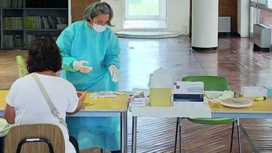 Lo screening per gli operatori scolastici si è svolto nella sala Coghi dell’ex ospedale