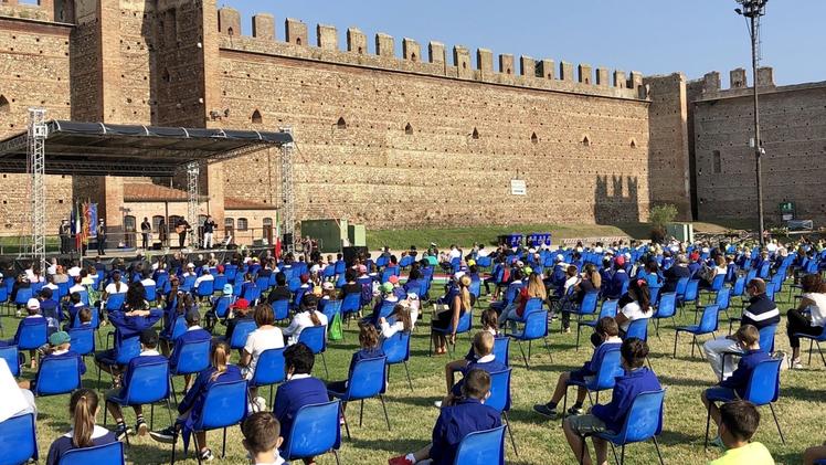 Bambini e ragazzi alla cerimonia ufficiale di ieri sull’apertura delle scuole a Villafranca