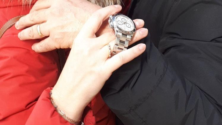 È diffusa la tecnica del furto di Rolex e gioielli con il finto abbraccio