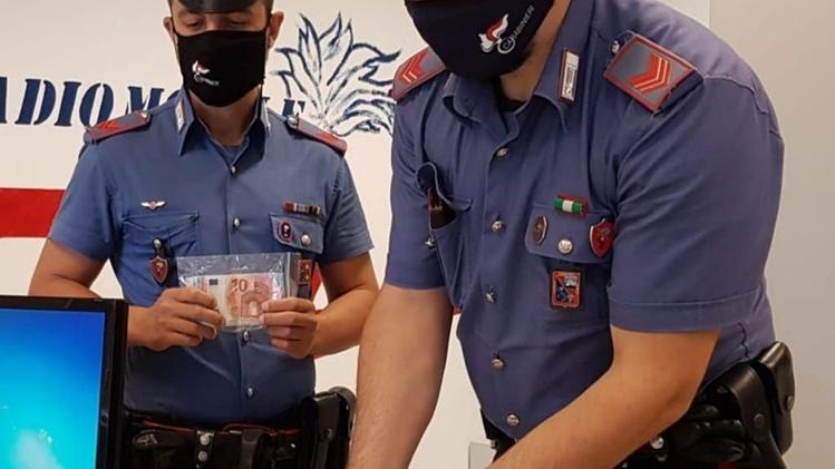 I carabinieri con la droga recuperata nella casa dei due giovani a Bardolino