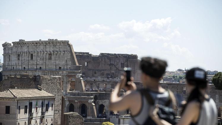 Due turisti davanti al Colosseo