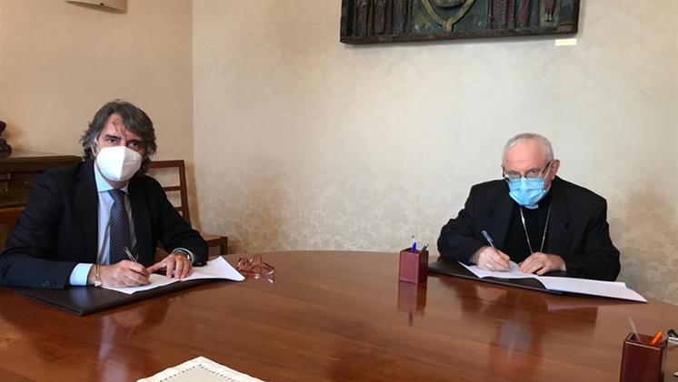 Il sindaco Federico Sboarina e il vescovo Giuseppe Zenti firmano la convenzione