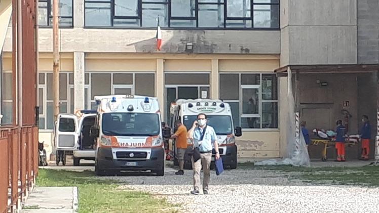 A destra, l’arrivo di un anziano all’ex ospedale Chiarenzi di Zevio 