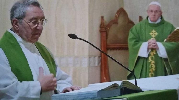 Don Ilario Rinaldi proclama il Vangelo alla messa con Francesco