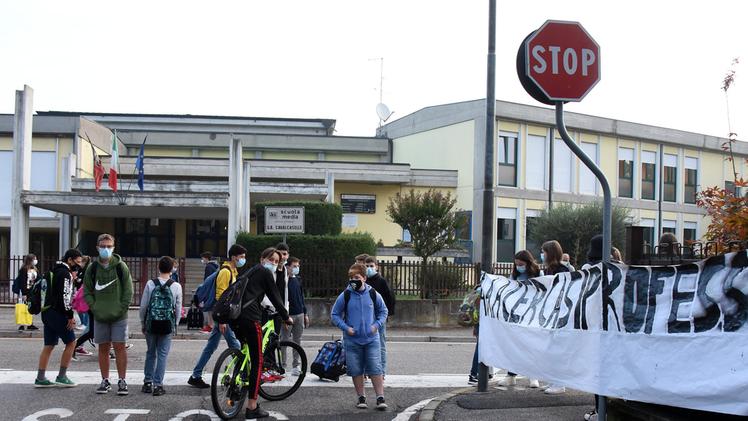 La protesta inscenata dagli studenti della terza C davanti alle medie Cavalcaselle di Porto DIENNEFOTO