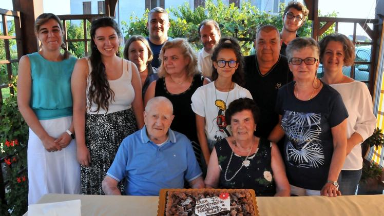 Natalina Pasi, 92 anni e Adelino Meneghelli, 99, insieme da 72 anni, festeggiati da figli, nipoti e pronipoti