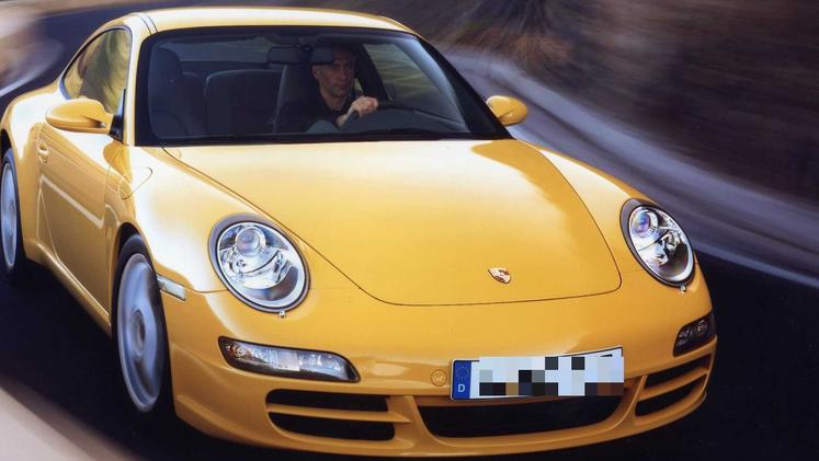 Un modello di Porsche Carrera, come quello acquistato dall’imputato