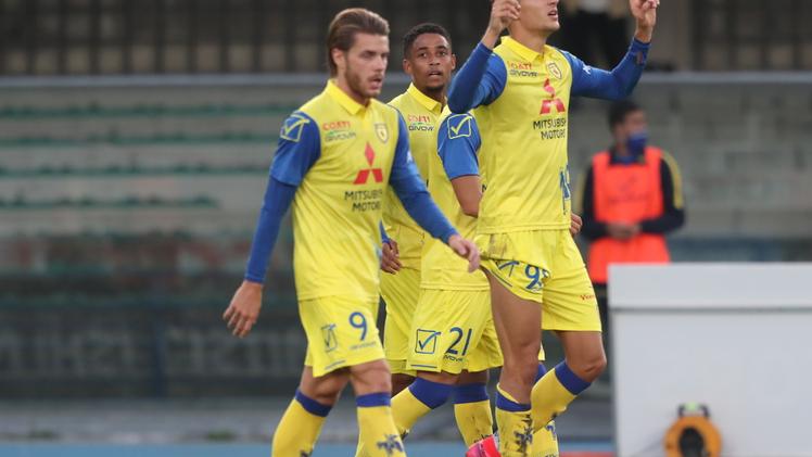 Jonathan Morsay, tra i più positivi ieri, contrastato da un avversario FOTOEXPRESSManuel De Luca esulta dopo il gol del momentaneo 1-0 gialloblù
