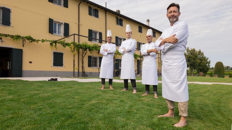 Chef Fabrizio Albini con il suo staff davanti all’osteria Preella