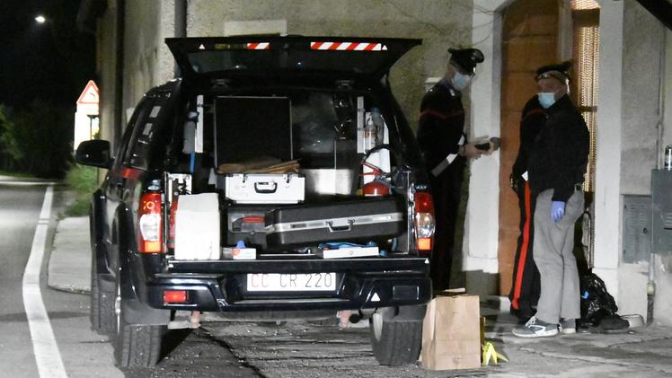 Gli investigatori dei carabinieri davanti alla casa di via Ronchi a Pastrengo in cui è avvenuto l’omicidio