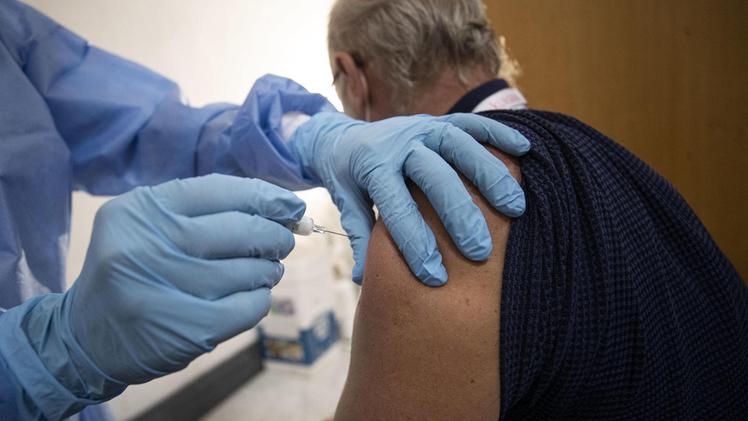 L’iniezione del vaccino antinfluenzale a un anziano