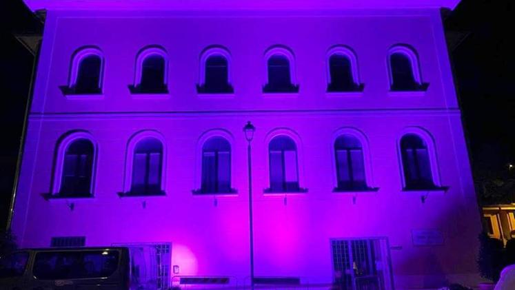 Il municipio di Brenzone illuminato di rosa