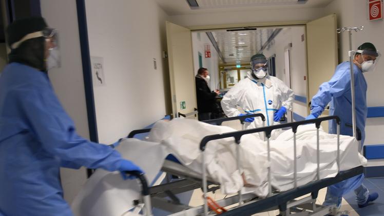 L’ospedale Magalini di Villafranca con l’arrivo delle ambulanzeUn paziente Covid al pronto soccorso la scorsa primavera
