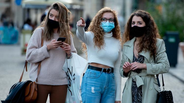 Ragazze con mascherina all’aperto: a Legnago  controlli serrati