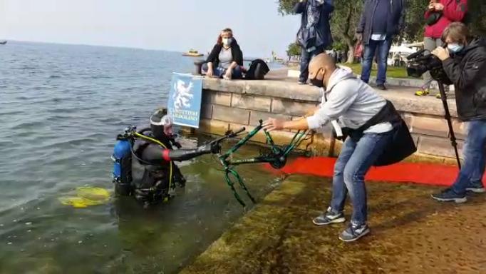 Una delle bici recuperate nel Lago di Garda