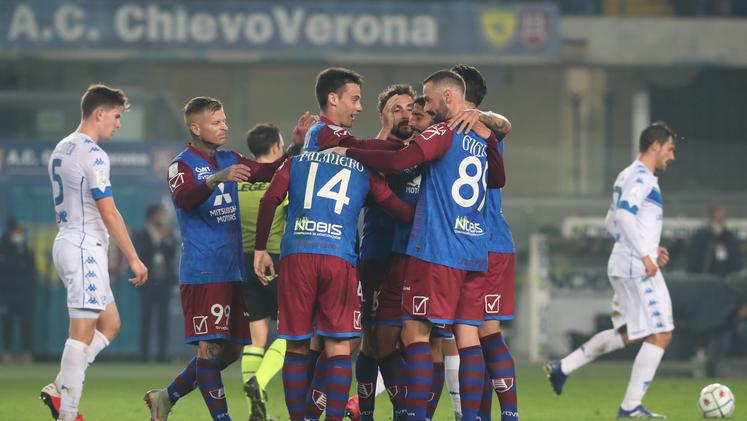 I giocatori del Chievo esultano dopo il gol di Garritano segnato al Brescia (fotoexpress)