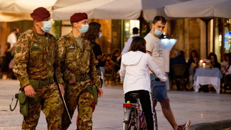 Controlli sul rispetto delle regole antiCovid in piazza Erbe condotti dai militari