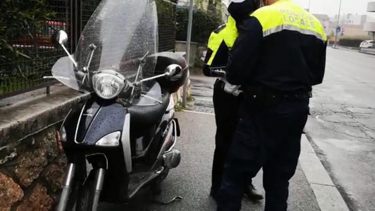 Pedone investito da scooter, rilievi della polizia locale (Marchiori)