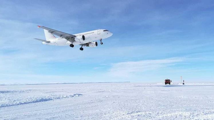 Daniele Visparelli durante una missione scientificaL’arrivo dell’aereo alla base in Antartide