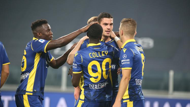 Il Verona festeggia il gol di Favilli (Fotoexpress)