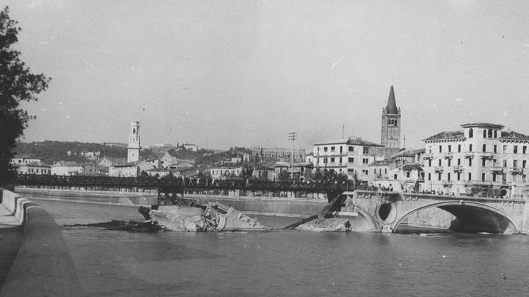 La costruzione di ponte Risorgimento, su progetto di Pier Luigi Nervi, negli anni 1967-’68Ponte della Vittoria semidistrutto dopo la Seconda guerra mondiale