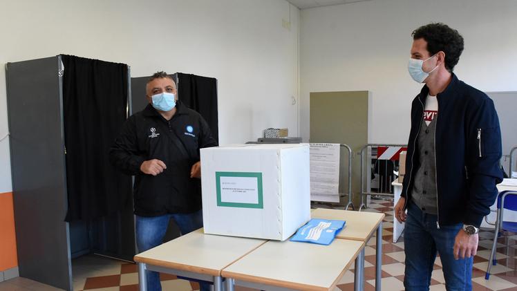 Uno dei seggi  allestiti per il referendum a Isola Rizza: i voti contrari hanno triplicato i favorevoli