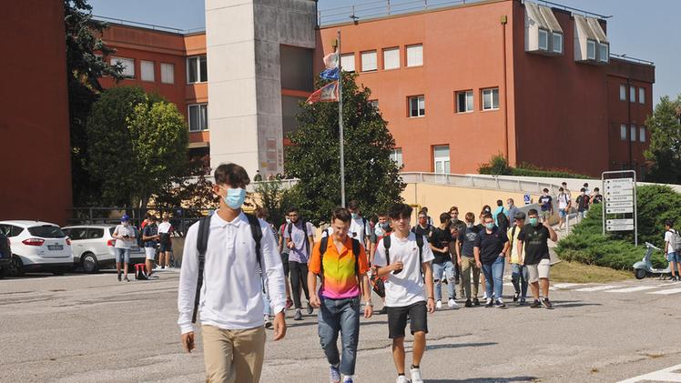 L’uscita degli studenti dall’istituto «Silva-Ricci» di Porto