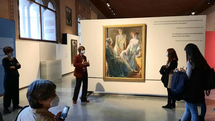 Le «Tre Donne» di Boccioni, in mostra fino a marzo alla GamFrancesca Rossi, direttrice dei Musei Civici, illustra le «Tre Donne» ad un gruppo di giovani FOTO MOZZO