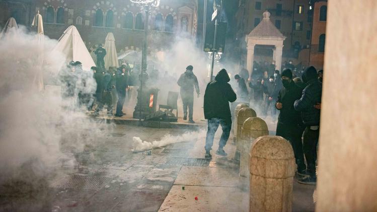 Gli scontri in piazza Erbe (foto Marchiori)