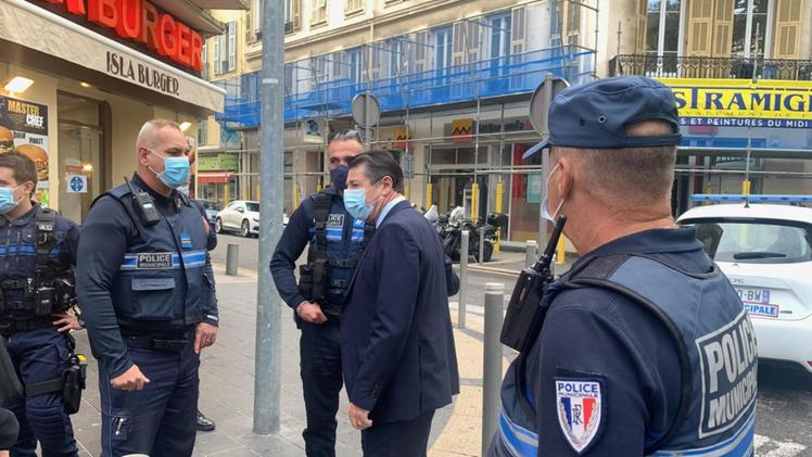 Il sindaco di Nizza con le forze dell'ordine (profilo twitter sindaco Estrosi)