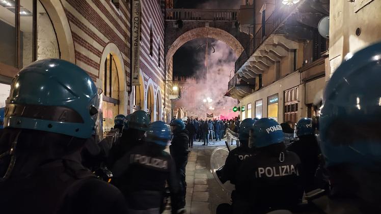 Scontri a Verona tra polizia e manifestanti