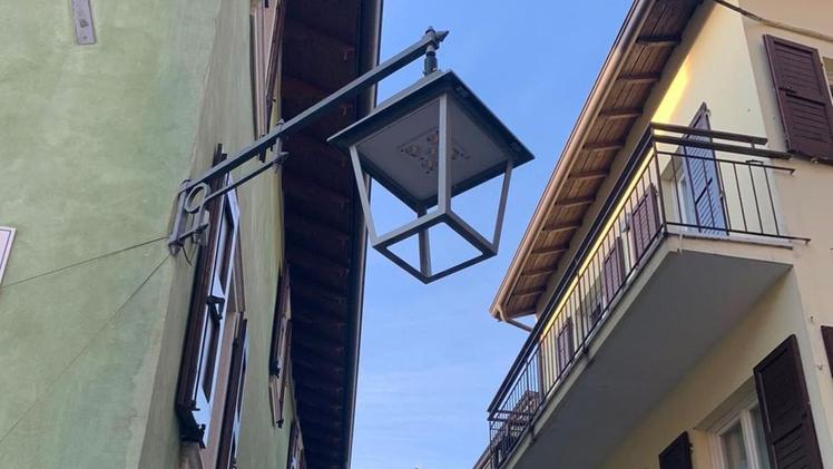 Un lampione a Malcesine: l’illuminazione pubblica «fa acqua»