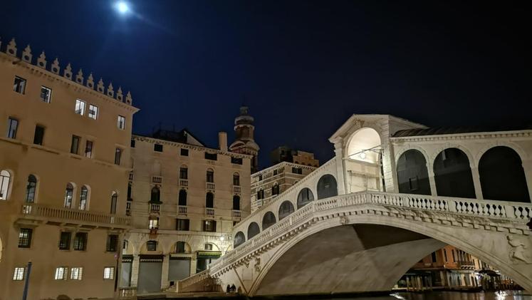 Un'immagine notturna di Venezia