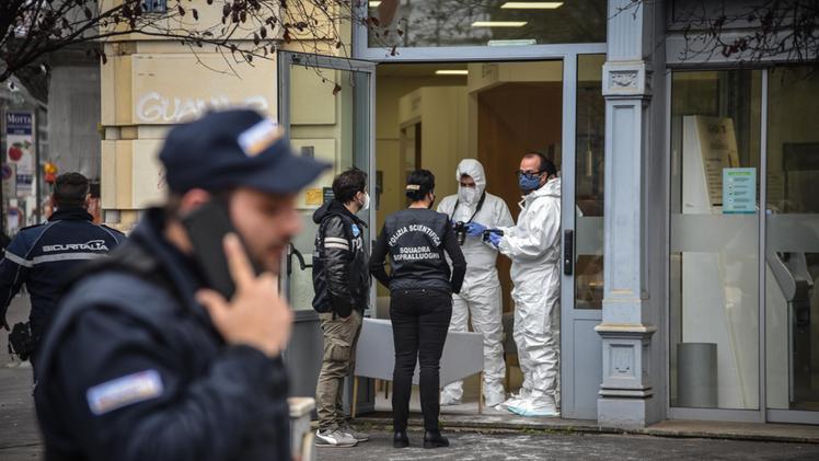 Colpo in banca a Milano, rapinatori scappati dalle fogne