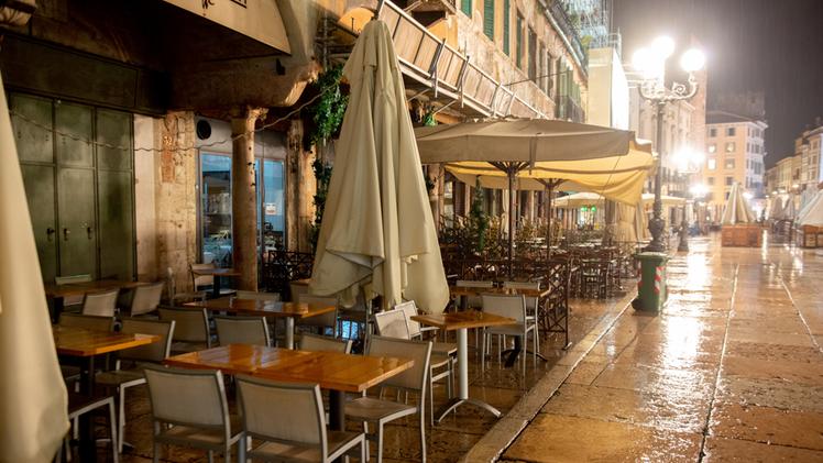 Bar e ristoranti chiusi in piazza Erbe (Marchiori)