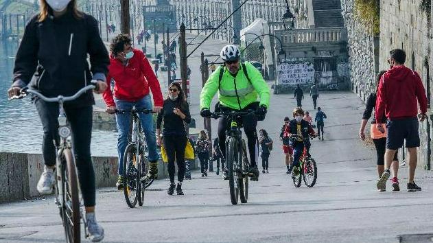 Runner e ciclisti lungo il Po a Torino