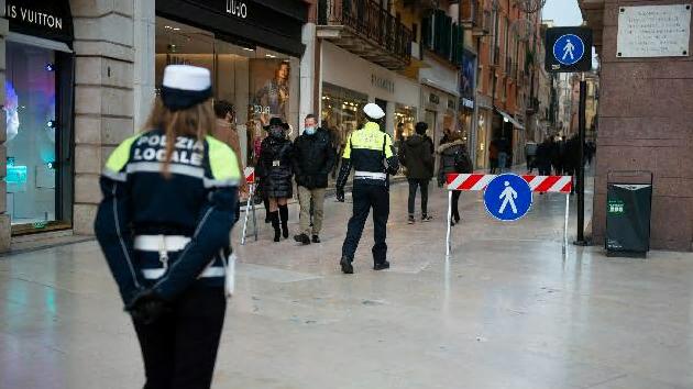 Controlli della polizia locale in centro a Verona (foto Marchiori)