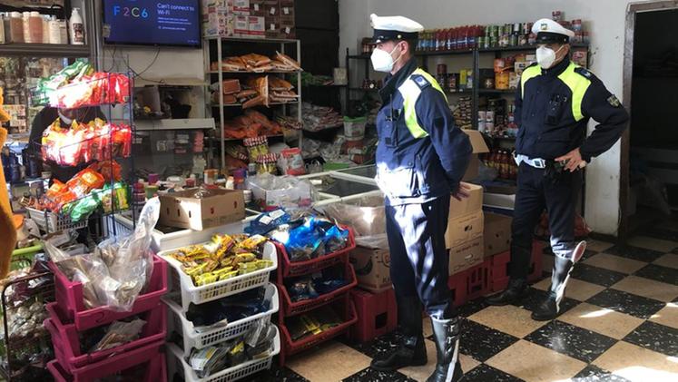 La polizia locale nel negozio di via Del Carretto